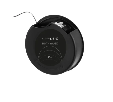 SEYSSO Carbon 40m – woskowana nić dentystyczna z aktywnym węglem i miętą
