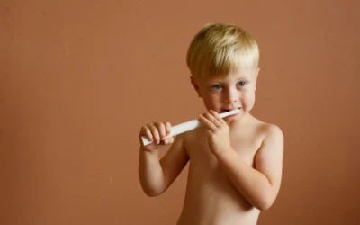 Dziecko ze szczoteczka