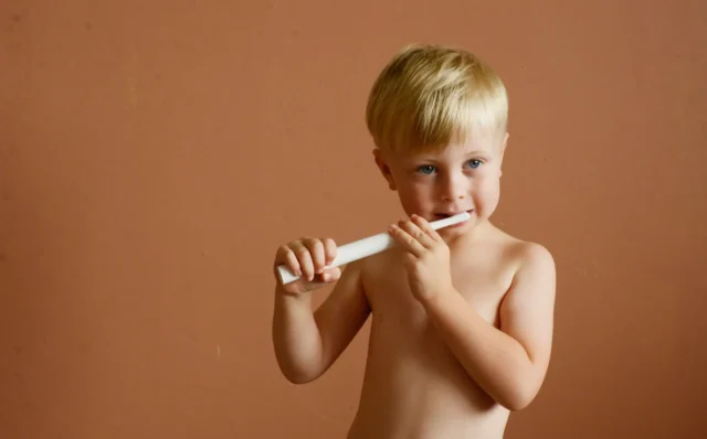 Dziecko ze szczoteczka