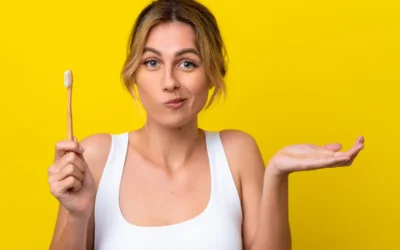 Dziewczyna ze szczoteczką do zębów