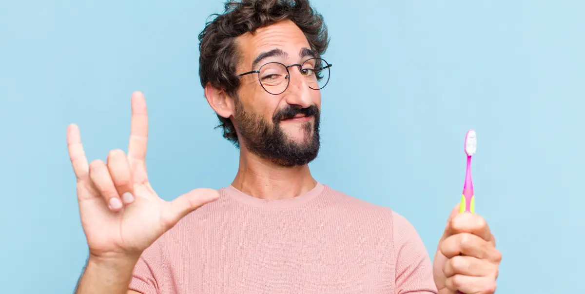 Mężczyzna ze szczoteczką