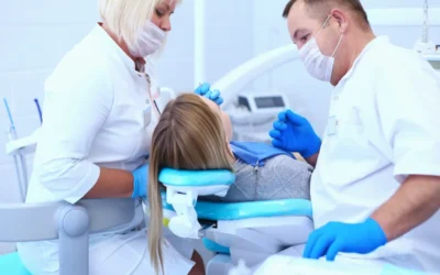 Dentysta w trakcie zabiegu