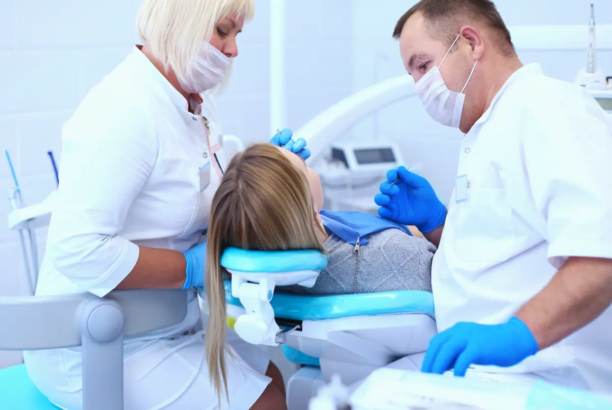 Dentysta w trakcie zabiegu